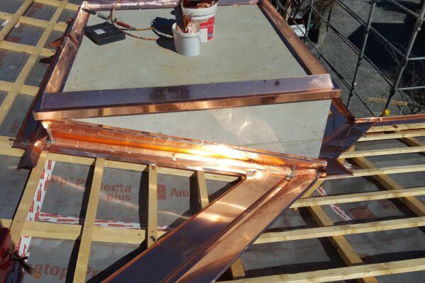 opera di carpenteria compluvio di raccordo torrino lift lattoneria in rame sotto tetto traspirante e listonatura in abete