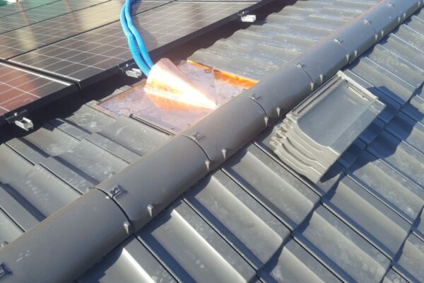 copertura con tegole f14 pannelli solari conversa in rame di raccordo tubi elettrici coppi di colmo giubiasco ticino