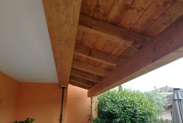 carpenteria legno vista da sotto tettino della terrazza tenero ticino