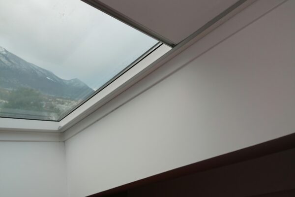 finestra velux lucernario vista interna dettaglio telo oscurante tetto a falda mansarda montagne ticino svizzera