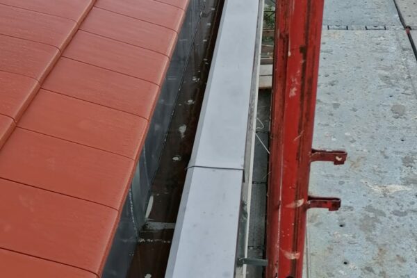 brusino lattoneria scossalina acciaio inox tetto tegole rosse pannelli fotovoltaici villa dettaglio