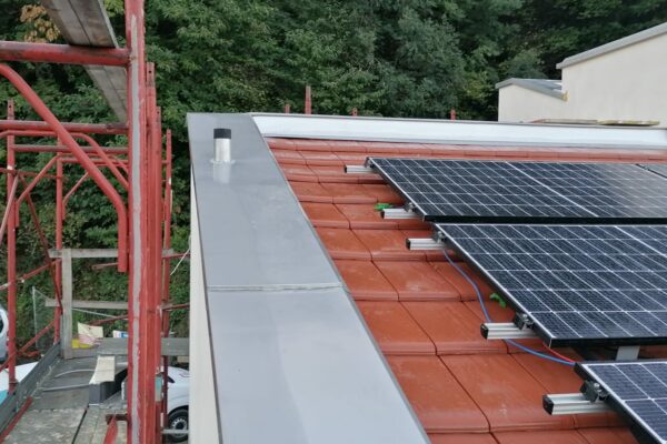 brusino lattoneria scossalina acciaio inox tetto tegole rosse pannelli fotovoltaici villa ponteggio