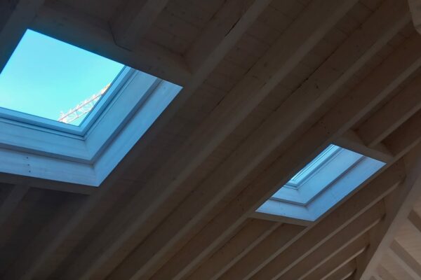 copertura tetto a falda carpenteria sottotetto travi due lucernari vista dall internolocarno
