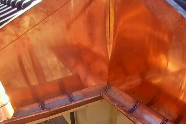 copertura tetto a falda tegola marrone locarno dettaglio lattoneria rame