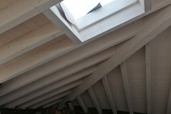 locarno stabile carpenteria tetto a falda travi in legno finestra lucernario vista interna