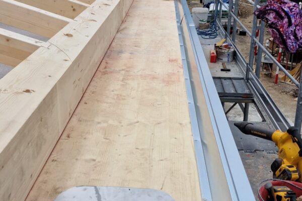 cantiere moleno svizzera carpenteria travi legno tetto dettaglio buco