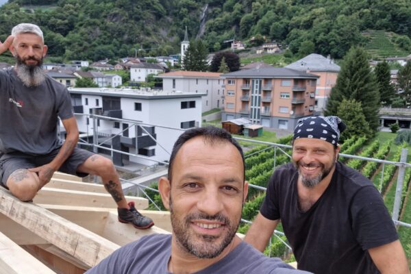 cantiere san vittore svizzera carpenteria travi legno squadra operai tetto