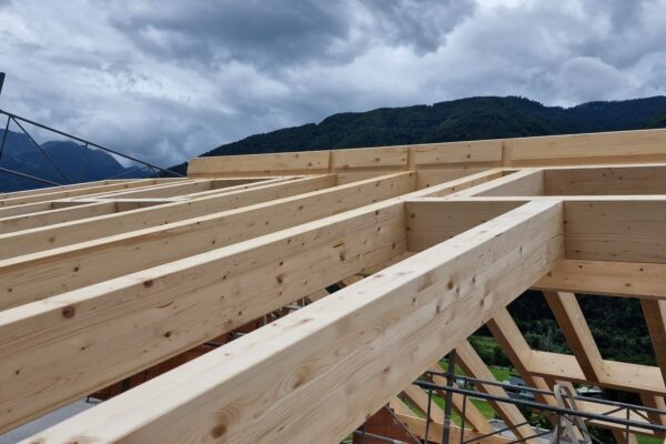 cantiere san vittore svizzera carpenteria travi legno tetto