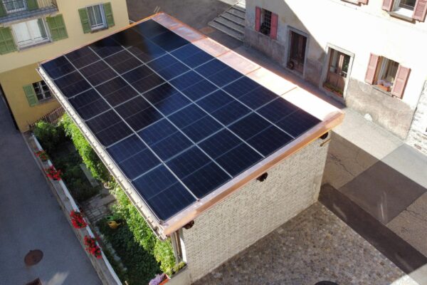 fotovoltaico tetto lamiera rame airolo casa fiori verde piante